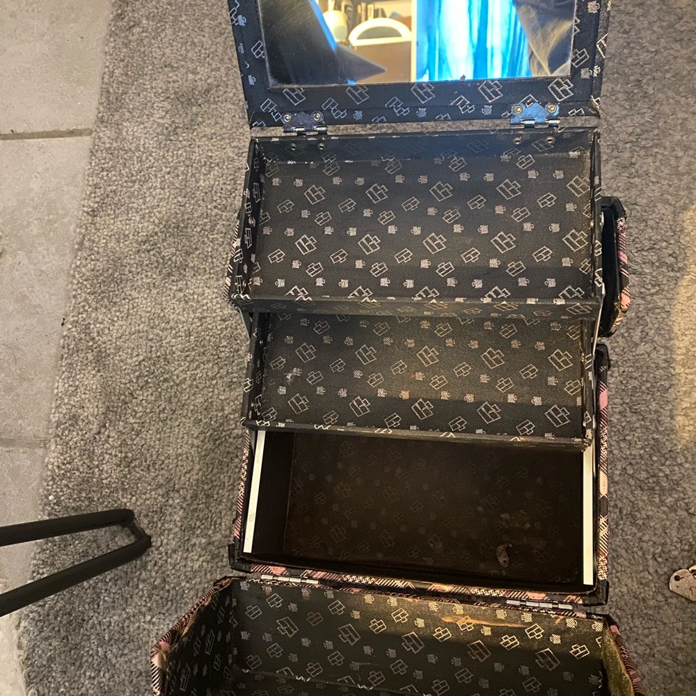 Makeup Box - Picture 4 of 4